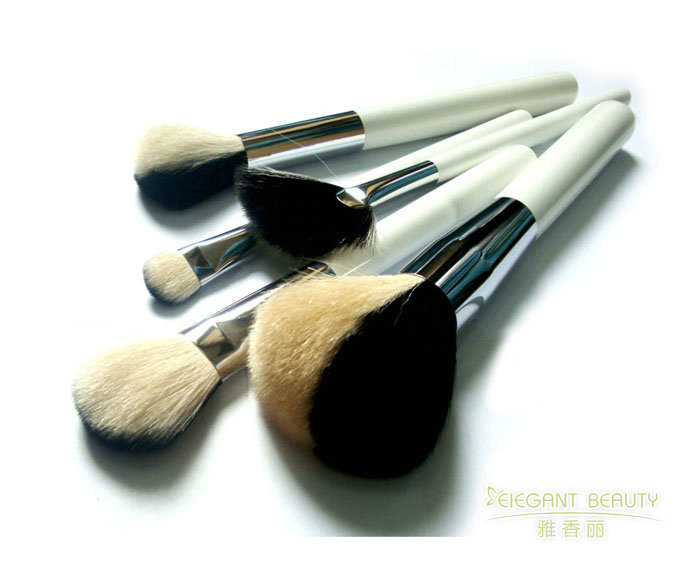化妝刷的毛質(zhì)有哪些種類？各有什么優(yōu)缺點？
