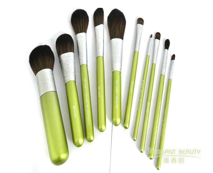 作為生產(chǎn)定制廠家，你們?nèi)绾未_保成套化妝刷的質(zhì)量與耐用性？